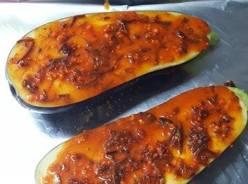 step4: 再將<span class="group_2">醬料</span>塗在茄子上。