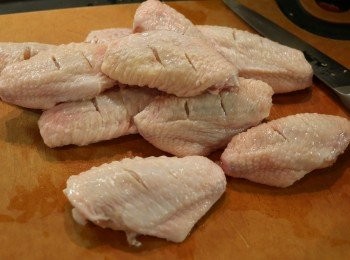 step1: <a href="https://bit.ly/3zHU5V3" target="_blank" data-keyword="雞翼" class="guide-link"><strong>雞翼</strong></a> <span style="display:inline-block;vertical-align:middle;margin-top:-3px;color:initial;border-radius:3px;padding:2px 3px;font-size:12px;line-height:14px;background:#87d300;color:#fff;">即買</span> 清洗乾淨，抹乾水分，然後用刀在<a href="https://bit.ly/3zHU5V3" target="_blank" data-keyword="雞翼" class="guide-link"><strong>雞翼</strong></a> <span style="display:inline-block;vertical-align:middle;margin-top:-3px;color:initial;border-radius:3px;padding:2px 3px;font-size:12px;line-height:14px;background:#87d300;color:#fff;">即買</span> 的上面和背面各劃兩刀。