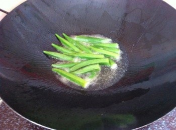 step2: 葵花洗淨去頭切尾，下鍋油炸3-5分鐘變軟盛起隔油。