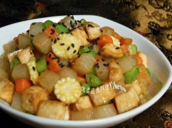 step2: 紅.白蘿蔔丁炒至8分熟，加入玉米筍和四季豆一起炒熟，續加入步驟1豆乾丁和<span class="group_2">調味料</span>一起拌勻，起鍋盛盤撒上黑芝麻即可。