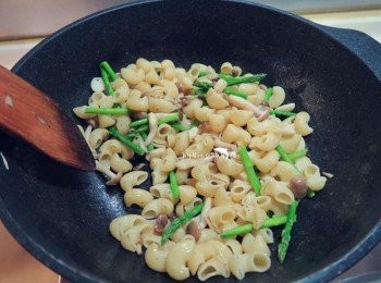 step4: 依序加入貝殼麵.到入鮮奶油.3大匙水拌炒