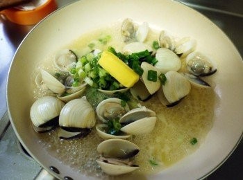 step4: 撒上蔥末與奶油(關火)用餘溫將奶油半至融化即可起鍋