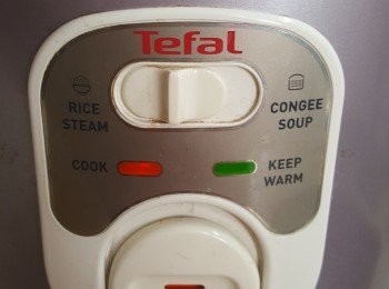 step3: 按著電飯煲炆煮，約30分鐘後攪拌一下牛筋腩。再關上蓋子炆煮30分鐘。關閉電源，讓牛筋腩在電飯煲內焗30分鐘。