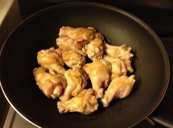 step3: 下油大火煎雞槌至兩邊金黃, 再轉中火煎至8成熟, 盛起備用