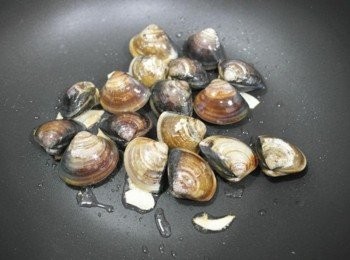 step3: 香味出來後把蛤蠣放進去~~開中大火!! 倒入白酒將蓋子蓋上!!!