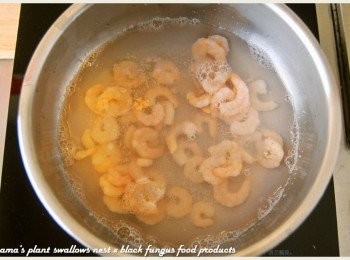 step2: 將蝦仁放入滾水中至熟，逐一撈出後再放入冰水中冰鎮。