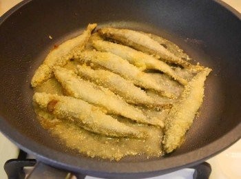 step3: *鍋內入些許油，大概有沾到魚身那樣就可，加熱~油熱後下魚~煎到一面酥脆變色後再翻面煎即可~