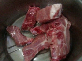 step2: 將豬肋排溫水稍微沖洗乾淨