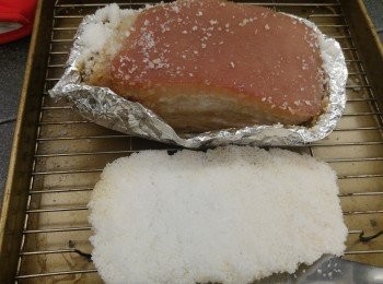 step5: 爐時間預設1小時(未別需要一小時),先焗25分鐘見鹽變硬就剷走粗鹽再焗。