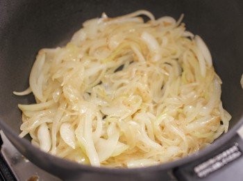 step4: 鍋裡放入植物油後開大火，炒至洋 蔥呈淺褐色。