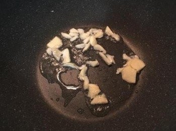 step7: 炒鍋加熱放點油，炒香蒜末和薑片。