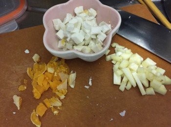 step2: 蒜蓉切碎備用