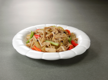 step4: 加入牛百頁和甜酸菜爆炒片刻，加入糖、生抽和鹽兜勻, 把生粉開水埋芡, 即可上碟。