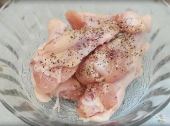 step1: 首先將棒棒腿洗淨擦乾~~ 撒上鹽及黑胡椒抓一抓!!