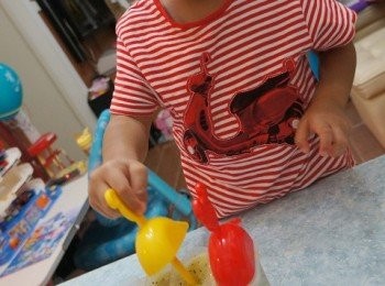 step4: 可以倒入雪條棒棒啦~