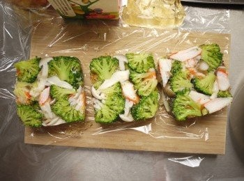 step11: 將蔬菜凍取出(輕拉四邊的保鮮膜),大約可切成3片,成盤即可馬上享用