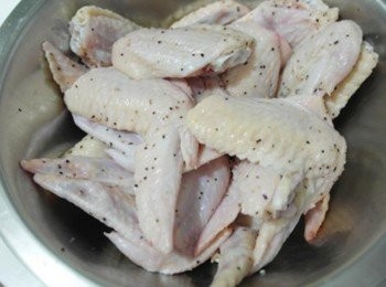 step2: 大概泡了20分鐘後擦乾一點~~ 並灑上適量的鹽和黑胡椒抓一抓讓它入味!!