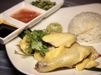 step1: 將<a href="https://bit.ly/3kLFTWO" target="_blank" data-keyword="雞腳" class="guide-link"><strong>雞腳</strong></a> <span style="display:inline-block;vertical-align:middle;margin-top:-3px;color:initial;border-radius:3px;padding:2px 3px;font-size:12px;line-height:14px;background:#87d300;color:#fff;">即買</span> 整甲，斬雞脚及雞頭
將尾巴附近的肥膏剪出留起。
用鹽清洗雞的內外
印乾後， 將薑（內控），紅蔥頭，蔥，芫茜放入內慢煮袋。