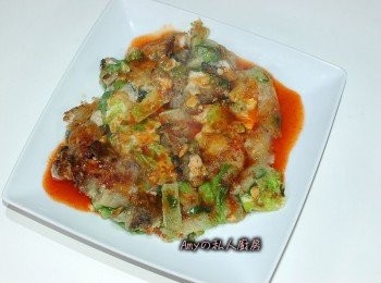 step7: 煎到喜歡的熟度,裝盤淋上醬汁即完成美味的夜市小吃[蚵仔煎]