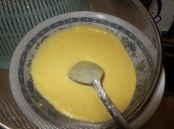 step1: 将南瓜去皮切成块状，用大火蒸25分钟至软，将热南瓜倒入搅拌机中搅成南瓜泥，加入木薯粉和幼糖，伴勻至幼滑，慢慢倒入椰浆 和盐，搅拌成光滑的浓面糊，沥过。