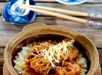 step4: 煮至米收水，把豬肉放飯面，放上鹹魚，灑上白糖，再放上薑絲，淋上1湯匙油，加蓋，用慢火焗熟，即成。