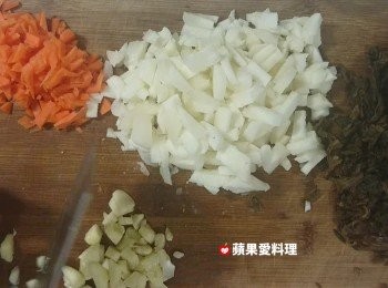 step2: 荸薺、紅蘿蔔剁碎；蒜頭去皮、剁碎。