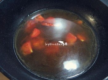 step2: 起油鍋加麻油拌炒番茄到鮮紅色.加水煮滾至番茄稍軟