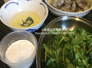 step1: 準備以上材料和洗淨莞茜。