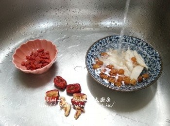 step2: 將豬展 , <a href="https://bit.ly/3kLFTWO" target="_blank" data-keyword="雞腳" class="guide-link"><strong>雞腳</strong></a> <span style="display:inline-block;vertical-align:middle;margin-top:-3px;color:initial;border-radius:3px;padding:2px 3px;font-size:12px;line-height:14px;background:#87d300;color:#fff;">即買</span> 放入水中出水 , 沖洗乾淨 , 紅棗去核 , 准山 , 圓肉沖一沖洗備用