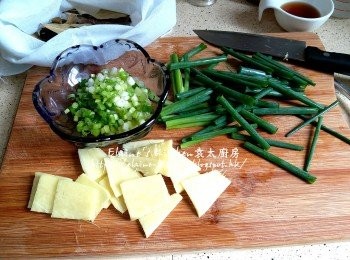 step1: 蔥白切粒 , 青蔥切段 , 薑去皮切片 , 滷水料放入魚袋內索緊