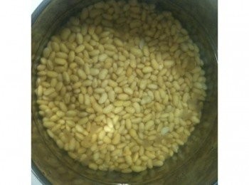 step2: 蒸黃豆：將步驟1的水倒掉後，將泡好的黃豆倒入電鍋內鍋，再加水（水量是能蓋過黃豆再多一點），外鍋放2杯水，將黃豆蒸熟。