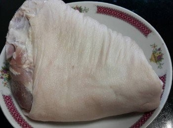 step1: 先將豬手用薑片出水, 去除血腥味