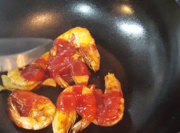 step3: 將<span class="group_2">醬汁</span>加入，煮至滾。