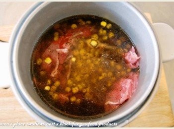 step4: 最後倒入黑木耳養生露，將所有<span class="group_1">食材</span>相互攪拌後，再用電鍋蒸煮成粥。