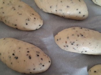 step5: 小麵團壓扁在桿平,將趕開的麵皮整成橄欖型 最後發酵至一倍大即可放入烤箱