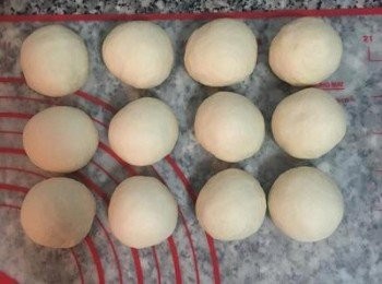 step8: 取出麵糰略微整型後,秤重並進行分割,此原料可分成@42-45g x 12顆!!! 分好份量後,先滾圓，並照順序排列好, 完成後蓋上保鮮膜或擰乾的濕布3分鐘,讓麵糰鬆弛一下.