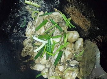 step9: 將之前剩下的蔥段倒入生蠔兜勻、即成