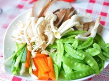 step1: 備料:綜合菇類、蔥段、紅蘿蔔片、荷蘭豆