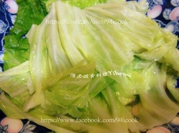 step2: 洗淨燙熟的高麗菜葉。