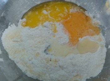 step2: 預熱焗爐爐温180度, 再將<span class="group_2">乾料</span>攪混後再加入<span class="group_3">液體料</span>。