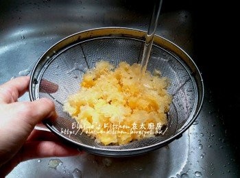 step3: 薑去皮切絲 , 雪耳浸水至軟身後撕成細塊 , 用水沖一沖洗及瀝乾