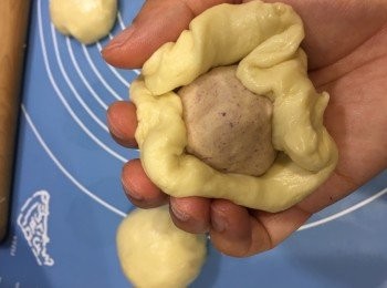 step6: 將油酥完全包入在油皮內。
