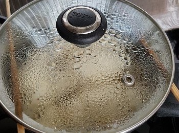 step7: 放入煲內，用凍水起計開爐蒸15分鐘、(一開始到尾都要加上筷子在蓋上，這樣便不致有倒汗水倒流在包身上)