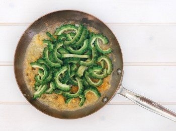 step3: 加入苦瓜一起拌炒。