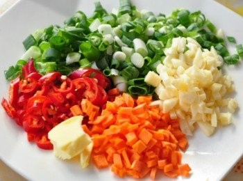 step2: 準備爆香料:蔥花、辣椒末、蒜末、紅蘿蔔末以及無鹽奶油1小塊