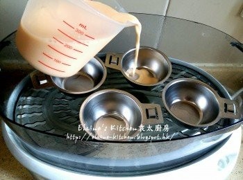 step6: 倒入粉漿及紅豆蓋上蓋蒸5分鐘