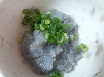 step3: 加入蔥花後用手拌到有膠狀出現即可