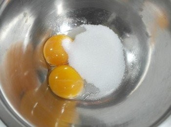 step4: 取一盆將蛋黃及砂糖一同放入~~打勻至砂糖無顆粒狀態!!