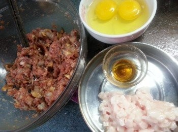 step5: 最後再落肥肉.麻油.雞蛋攪拌勻