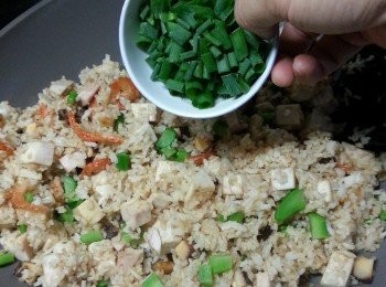 step10: 加入蔥粒炒勻